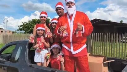 Papai Noel sobre rodas leva doces e esperança às crianças de bairros de Cristal