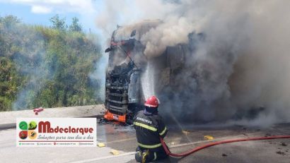 Carreta pega fogo na BR-116 em Tapes e mobiliza equipes de resgate
