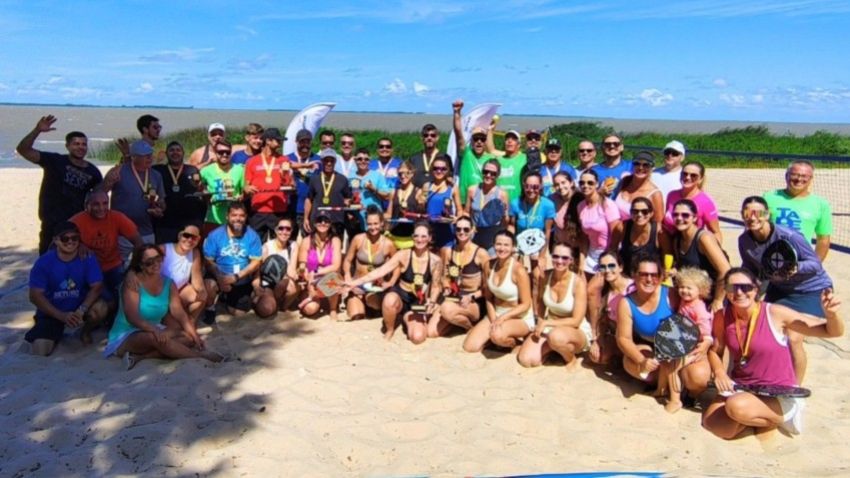 Etapa de Beach Tênis na Praia da Pinvest, em Tapes, reúne atletas e classifica campeões para Torres