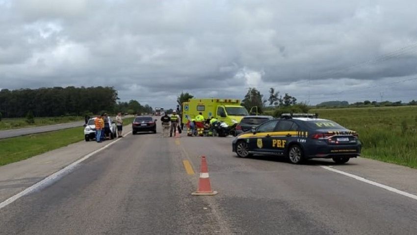 COLISÃO ENTRE CAMINHÃO E MOTO DEIXA MOTOCICLISTA GRAVEMENTE FERIDO