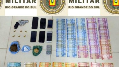 POLÍCIA PRENDE QUATRO HOMENS POR PORTE ILEGAL E ARMAS E DROGAS