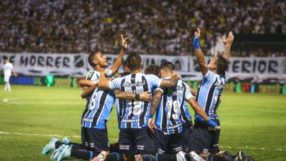 GRÊMIO VENCE E ABRE VANTAGEM NA BUSCA PELA VAGA NAS OITAVAS DA COMPETIÇÃO 