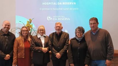 SECRETÁRIA ARITA BERGMAN RECEBE HOMENAGEM NO HOSPITAL DA RESERVA