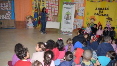 EDUCAÇÃO INFANTIL RECEBE LIVROS E BONECOS DO PROJETO "NOSSO CANTINHO DA LEITURA"