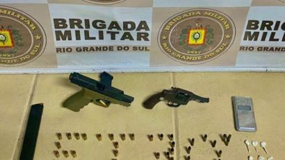 FORÇA TÁTICA REALIZA PRISÃO POR PORTE ILEGAL E TRÁFICO DE DROGAS EM CAMAQUÃ