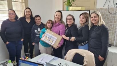 ALUNOS DA APAE CAMAQUÃ VISITAM A SECRETARIA MUNICIPAL DE EDUCAÇÃO E DESPORTO