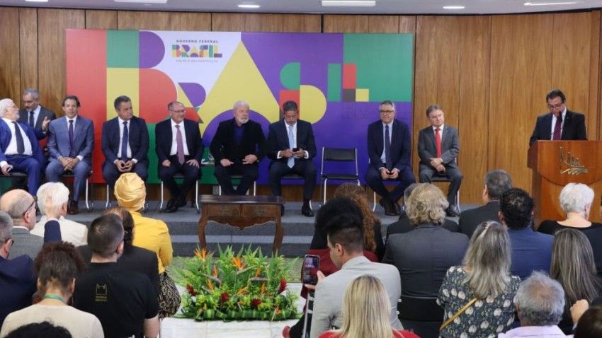 LULA SANCIONA LEI QUE AUMENTA SALÁRIO MÍNIMO E AMPLIA ISENÇÃO DO IR