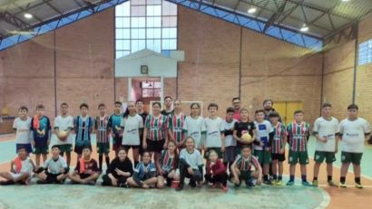 MAIS DE 80 ALUNOS PARTICIPAM DE AULAS DE FUTSAL EM AMARAL FERRADOR