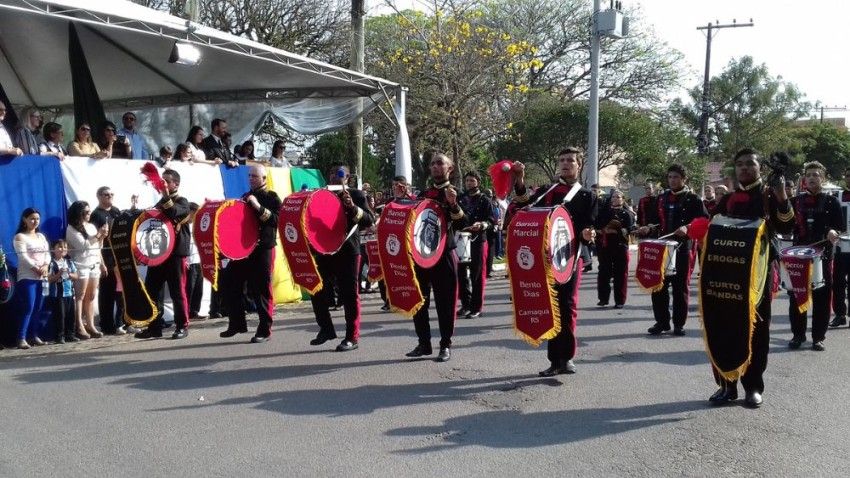 DESFILE DE BANDAS EM HOMENAGEM AO DIA DA BANDEIRA OCORRE NESTE DOMINGO (19) EM CAMAQUÃ
