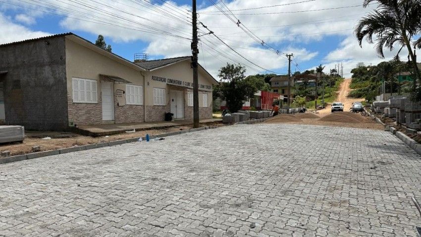 COMEÇA A SER CALÇADA NOVA RUA DO BAIRRO DONA TEREZA, EM CAMAQUÃ