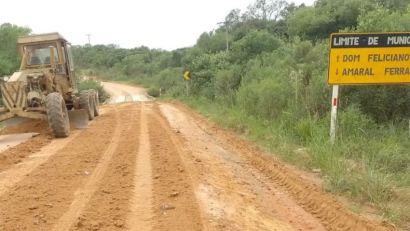 PREFEITURA DE AMARAL FERRADOR REALIZA MANUTENÇÃO DA ERS-354