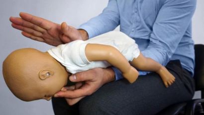 COMO FAZER MANOBRA DE HEIMLICH EM RÉCEM-NASCIDO?