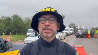 TAPES TEM BLOQUEI PARCIAL NO KM 16 DA ERS 717. PRF SOLITA QUE MOTORISTAS NÃO UTILIZEM AS RODOVIAS