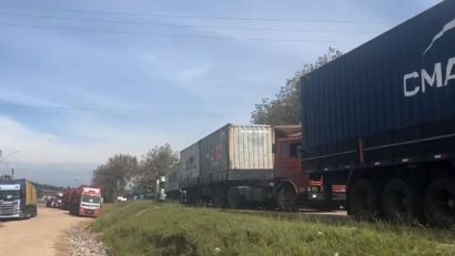 VÍDEO: SEM OPÇÃO CAMINHONEIROS USAM ESTACIONAMENTO DO POSTO DE COMBUSTÍVEL E RUAS EM CRISTAL 
