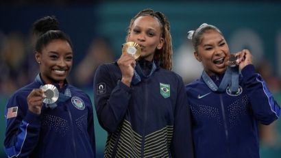 REBECA ANDRADE É OURO E SE TORNA A MAIOR MEDALHISTA BRASILEIRA EM JOGOS OLÍMPICOS