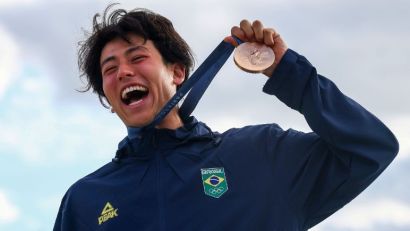 SKATE, MALABARES E UMA MEDELHA DE BRONZE PARA AUGUSTO AKIO
