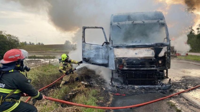CARRETA É CONSUMIDA PELO FOGO ENTRE TAPES E BARRA DO RIBEIRO