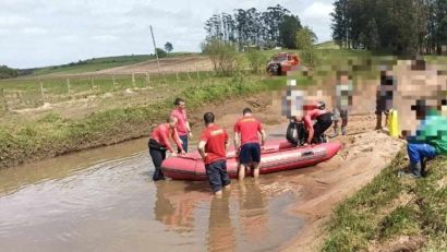 JOVEM TENTA ATRAVESSAR ESTRADA ALAGADA EM CANGUÇU E DESAPARECE NA CORRENTEZA