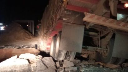 MOTORISTA ULTRAPASSA SINALIZAÇÃO E CAI EM ÁREA DE EROSÃO NA BR-116 EM CAMAQUÃ