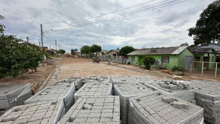 APLICAÇÃO DE ASFALTO E CALÇAMENTO AVANÇAM EM RUAS DE CAMAQUÃ
