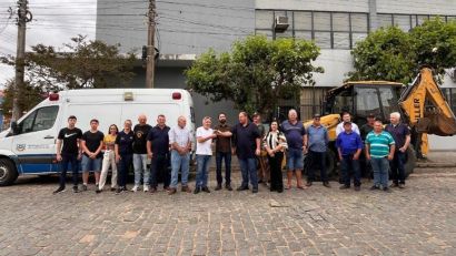 INFRAESTRUTURA E SAÚDE: SÃO LOURENÇO DO SUL AMPLIA FROTA COM RETROESCAVADEIRA E AMBULÂNCIA