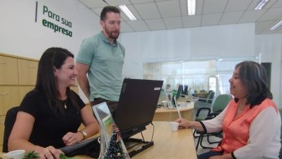 SICREDI INTERESTADOS RS/ES ENTREGA PRÊMIO EM DINHEIRO EM CRISTAL