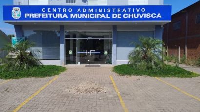 MORADOR DE CHUVISCA PROTESTA JOGANDO ENTULHOS EM FRENTE À PREFEITURA MUNICIPAL