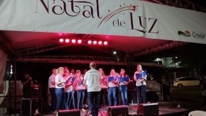 CORAIS EMOCIONARAM OS PRESENTES NO NATAL LUZ DE CRISTAL