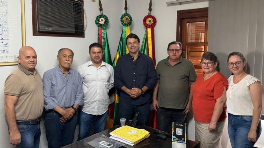 PREFEITO JÚLIO CARVALHO RECEBE DEPUTADO ESTADUAL MARCUS VINÍCIUS EM SENTINELA DO SUL