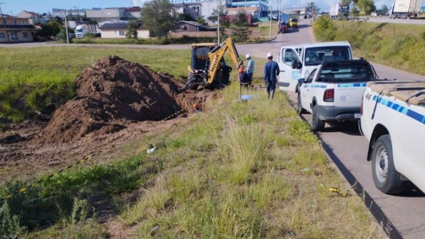 EQUIPES DA CORSAN TRABALHAM PARA RESTABELECER FORNECIMENTO DE ÁGUA EM CRISTAL
