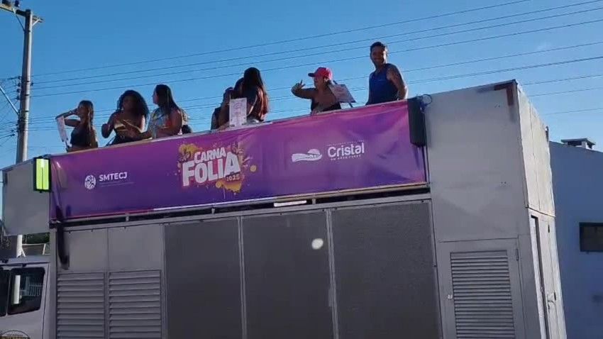 FOLIÕES DESFILARAM EM TRIO ELÉTRICO ANUNCIANDO O CARNAVAL EM CRISTAL
